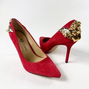 606. Katy Perry The Charmer Red Faux Suede Heels Cupid Detail Pumps Women’s 9